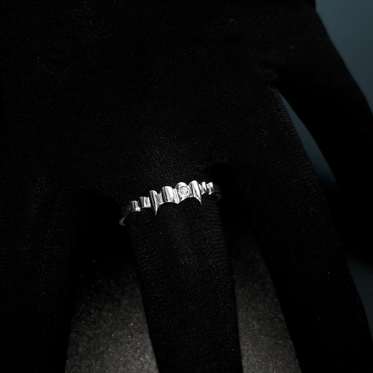 VAMPIRE TEETH RING