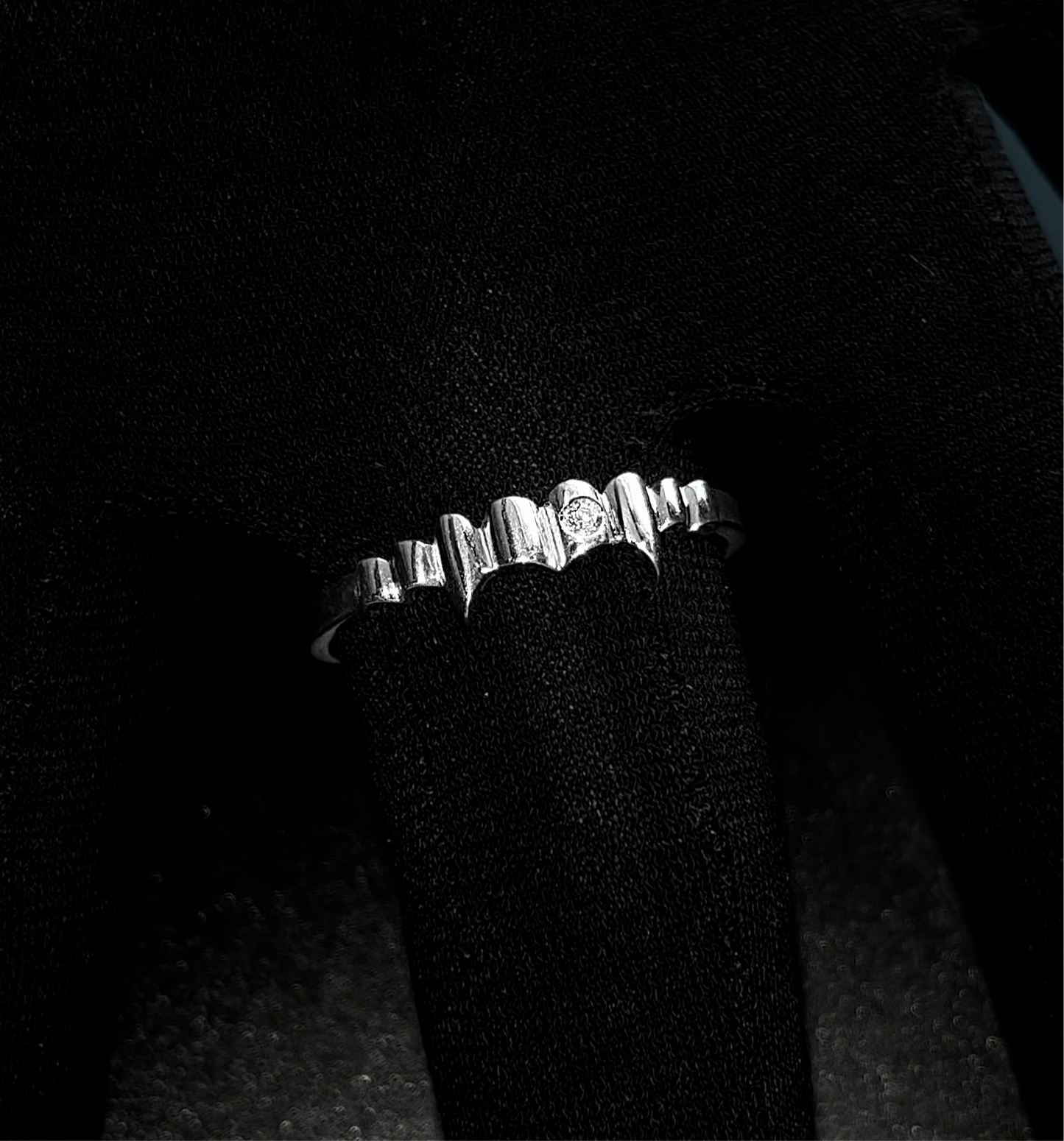 VAMPIRE TEETH RING